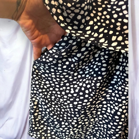 Main strip‎ navy blue pebble romper with pockets size medium - Picture 6 of 10